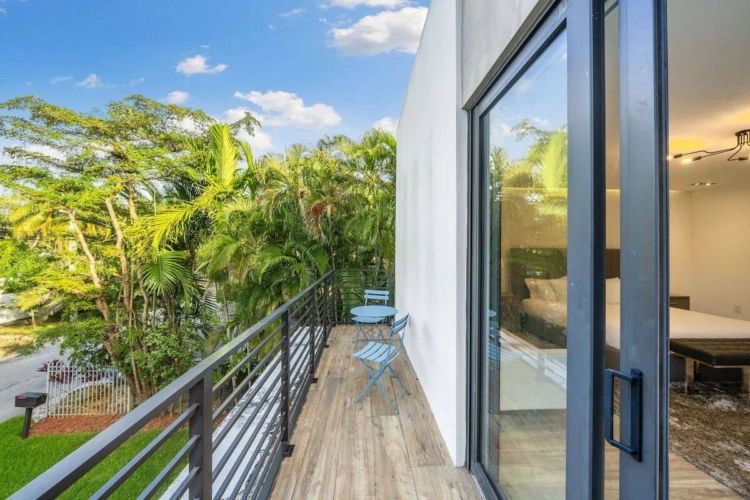 Modern 6-BR Villa w/ Heated Pool Near Grove Marina