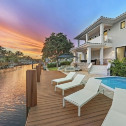 Waterfront Luxury Villa in Hollywood Beach with Pool & Private Balconies