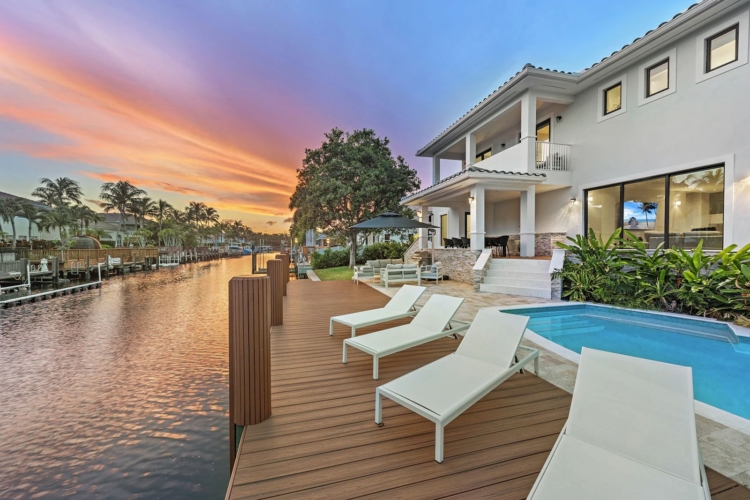 Waterfront Luxury Villa in Hollywood Beach with Pool & Private Balconies
