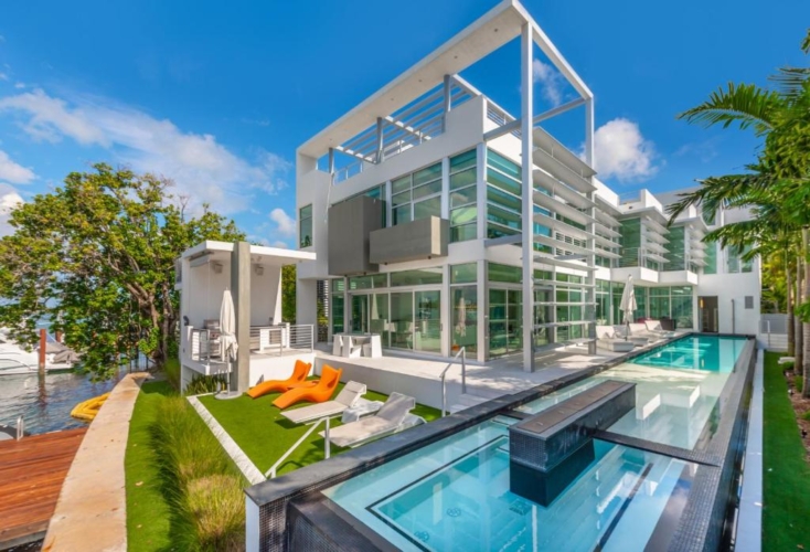 Waterfront Oasis w/ Infinity Pool, Rooftop Terrace & Bay Views