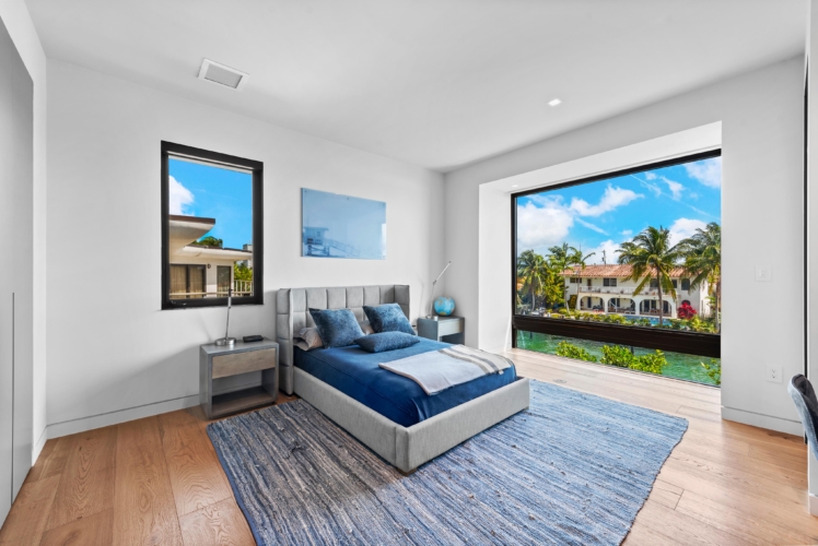 5-Bedroom Oceanfront Villa w/ Infinity Pool & Bay Views